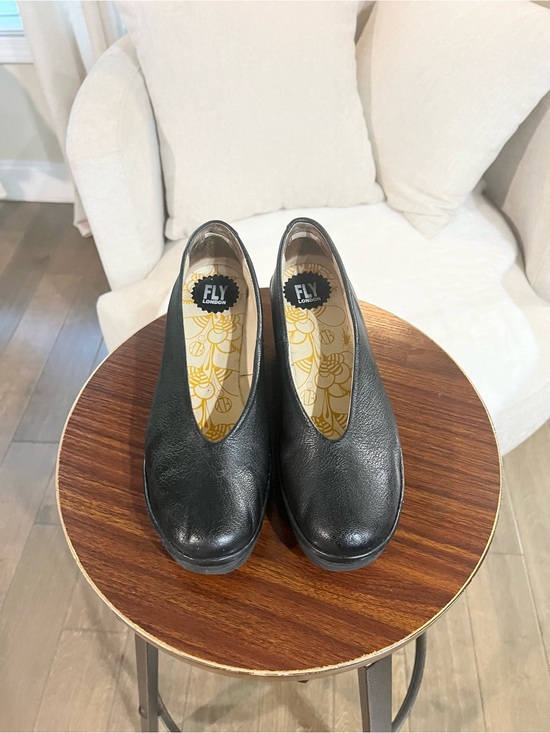 Fly London Shoes - Fly London Black Leather Slip-On Clogs, EU 40
Very good pre-owned condition.